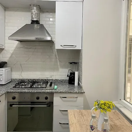 Central Location , Modern Family , Near Sea